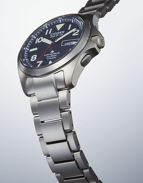 [CITIZEN] 腕時計 PROMASTER (電波時計 / 20気圧 防水/デイ＆デイト) AT6085-50E 軽量 チタン 光発電エコ・ドライブ LANDシリーズ サファイアガラス メンズ ビジネス アウトドア アナログ 見やすい 夜光 日付 秒針 ギフト 電波ソーラー